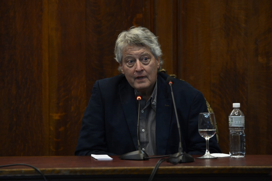 Rafael Michelini exponiendo