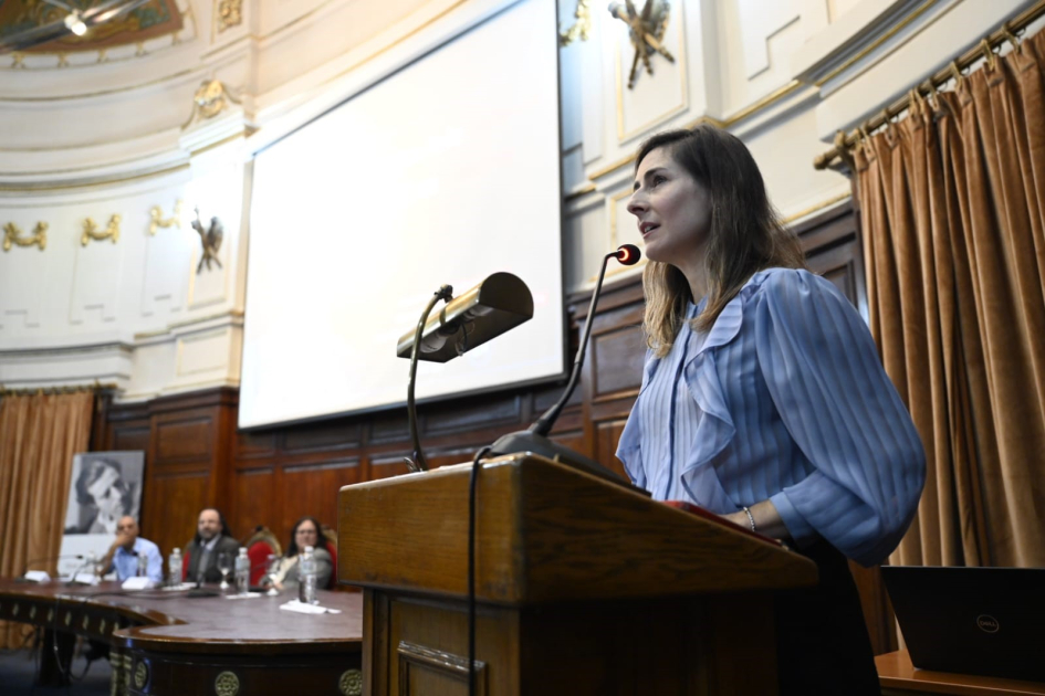 Florencia Zabaleta exponiendo