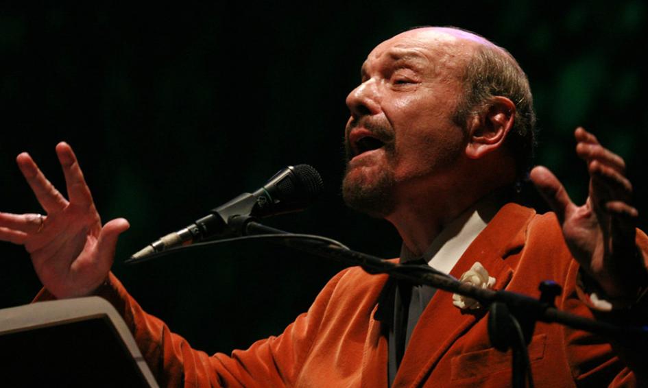 Horacio Ferrer (1933 - 2014). Músico, poeta, escritor e historiador del tango. Persona cantando frente a micrófono.