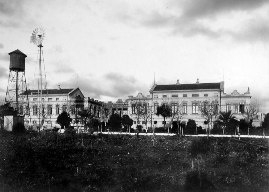 Foto antigua de la fachada del Hospital 