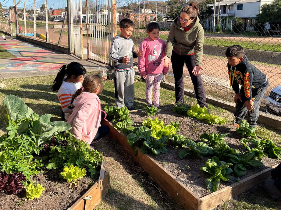 Niños trabajando en la huerta de Urbano Oeste Niños trabajando en la huerta de Urbano Oeste