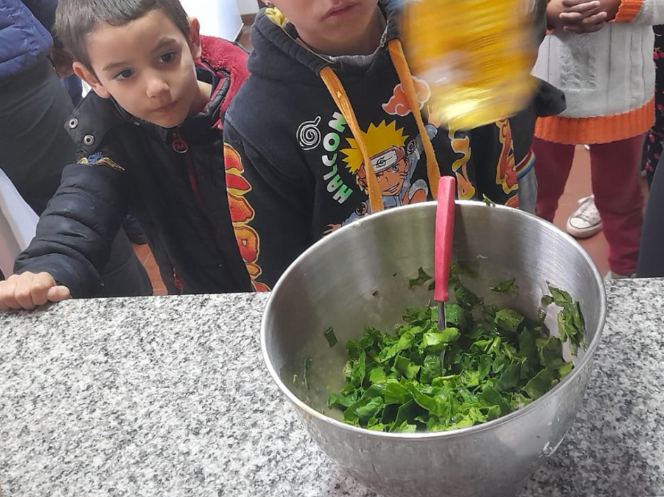 Niños trabajando en la huerta de Urbano Oeste Niños trabajando en la huerta de Urbano Oeste