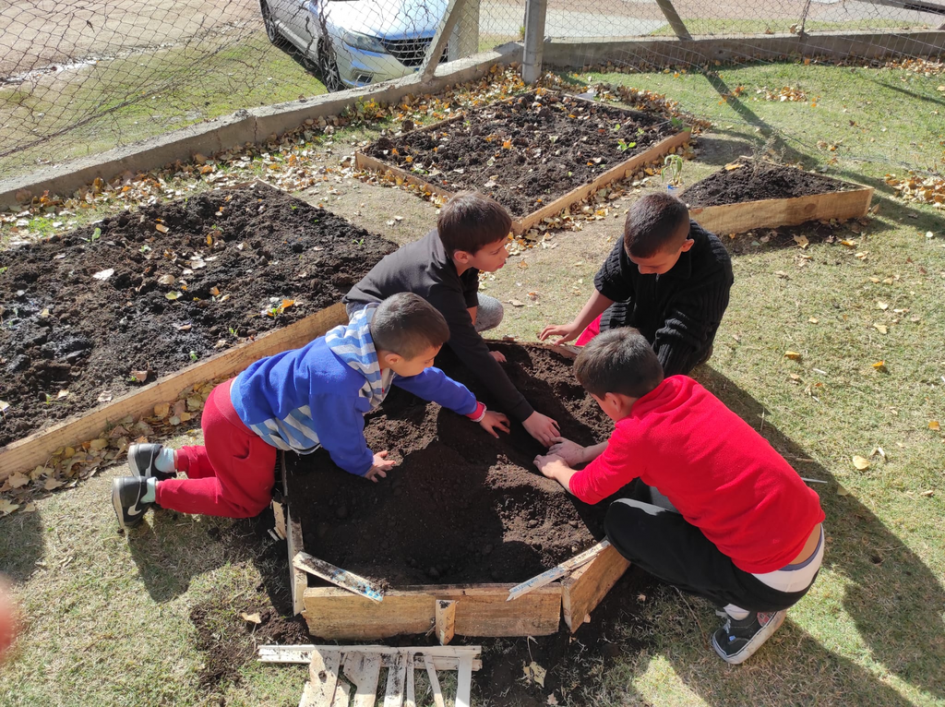 Niños trabajando en la huerta de Urbano Oeste Niños trabajando en la huerta de Urbano Oeste