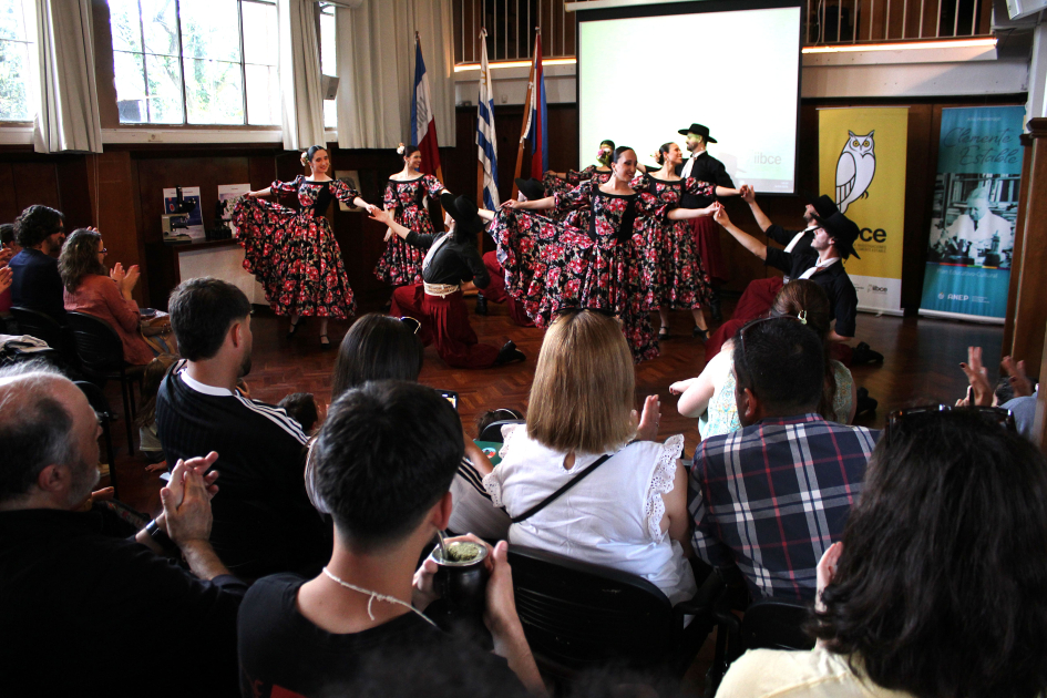 Ballet Folclórico Juvenil del Sodre presentándose en el Salón de Actos