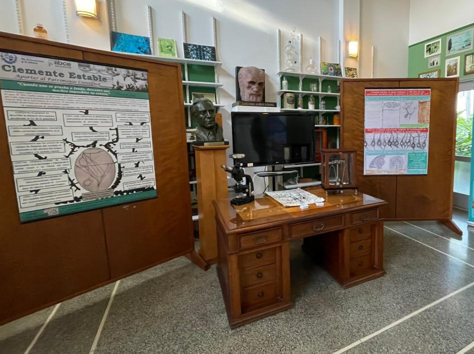 Un rincón del Instituto dedicado a Clemente Estable, bajo la presencia de Santiago Ramón y Cajal.