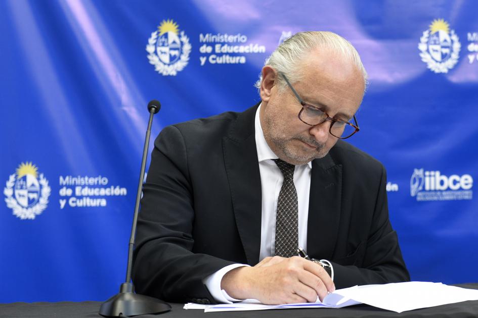 Ministro firmando el convenio