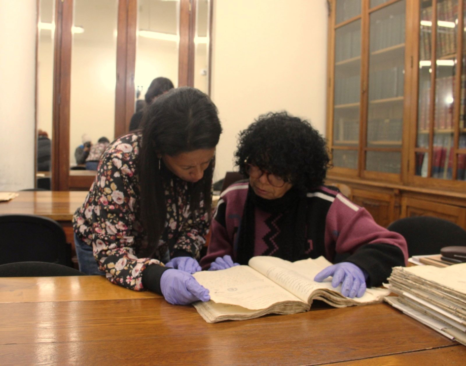 Dos personas leyendo un libro
