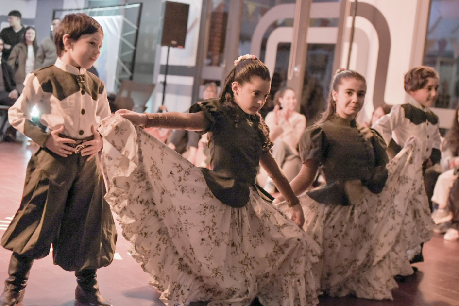 Durante la celebración se presentaron distintas manifestaciones artísticas Niñas y niños bailando folklore