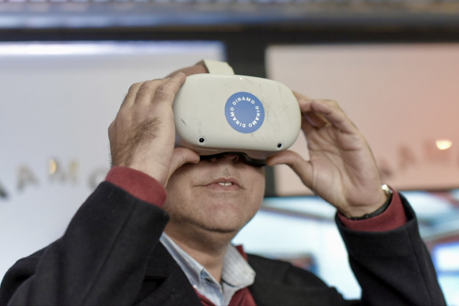 Cuarto aniversario de Espacio Dínamo Persona mirando a través de lentes de realidad virtual