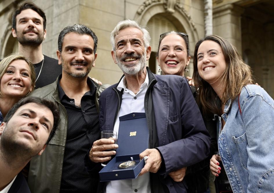 Entrega de la Medalla Delmira Agustini a Imanol Arias.