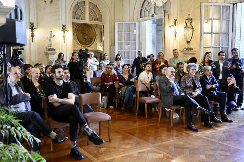 Palacio Taranco durante la entrega de la Medalla Delmira Agustini a Imanol Arias.