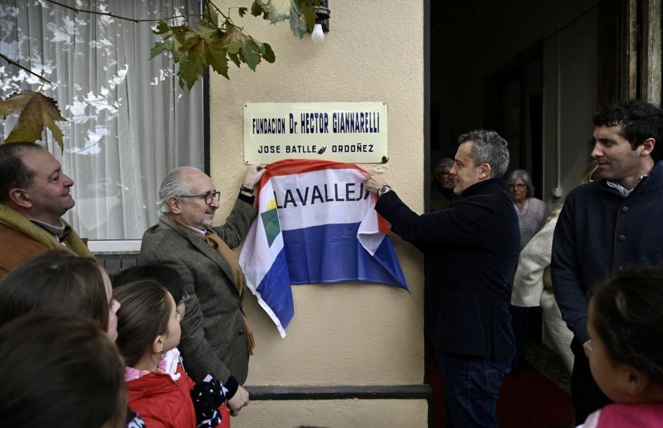 Descubrimiento de la placa en el CCN de José Batlle y Ordóñez. Descubrimiento de la placa en el CCN de José Batlle y Ordóñez.