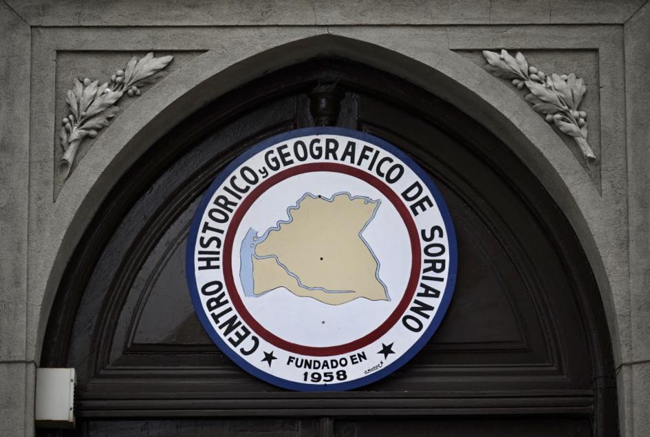 Placa en la puerta del Centro que lee: "Centro Histórico y Geográfico de Soriano"