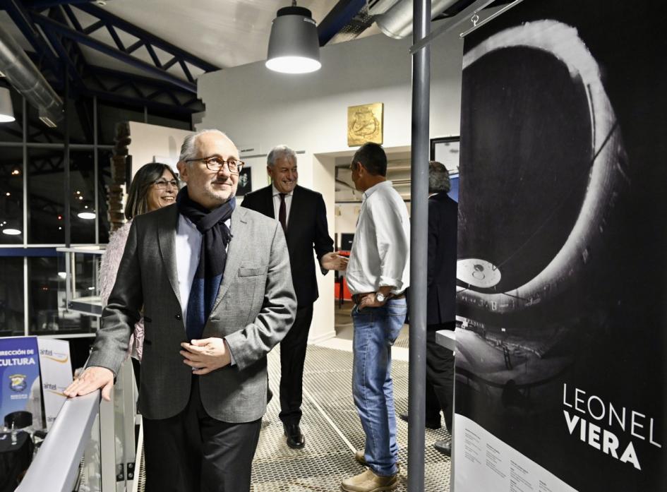 Ministro Da Silveira recorre muestra de Leonel Viera en la inauguración del CCN Paso de los Toros.