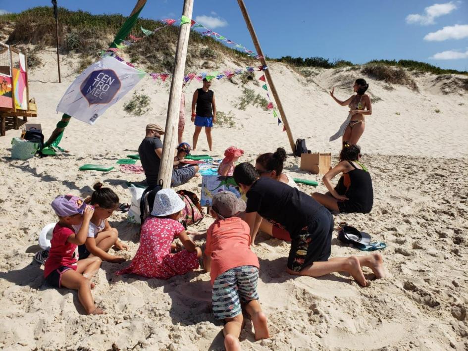 Niños, niñas y jóvenes en la playa