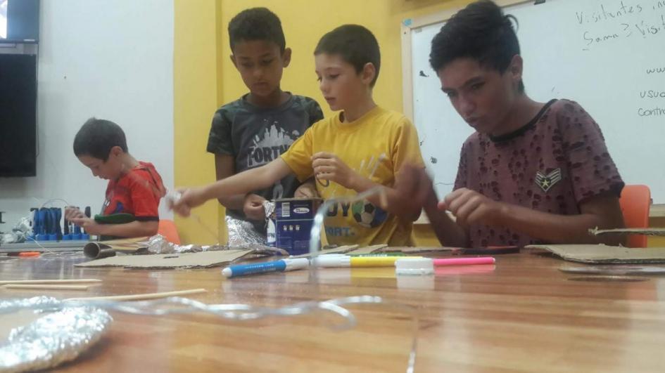 Niños y niñas programando con las herramientas brindadas Niños y niñas programando
