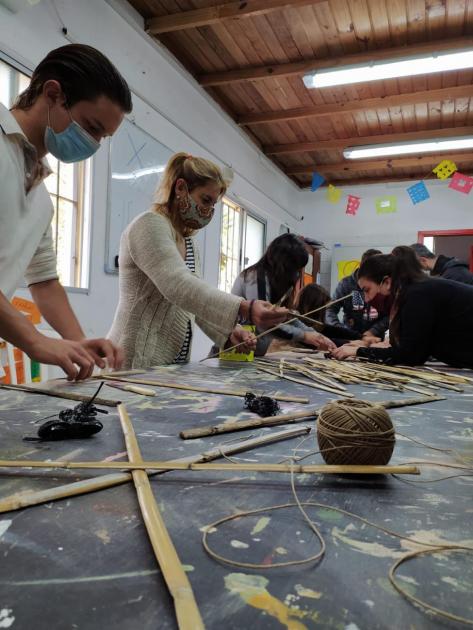 Producción cometas "Mujeres que vuelan alto". personas realizando cometas