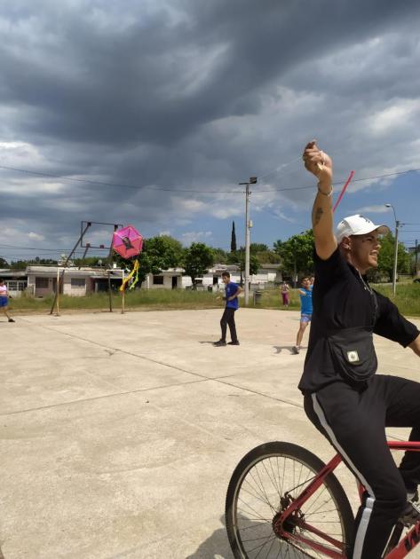 "Mujeres que vuelan alto" bicicleta y cometas en el cielo