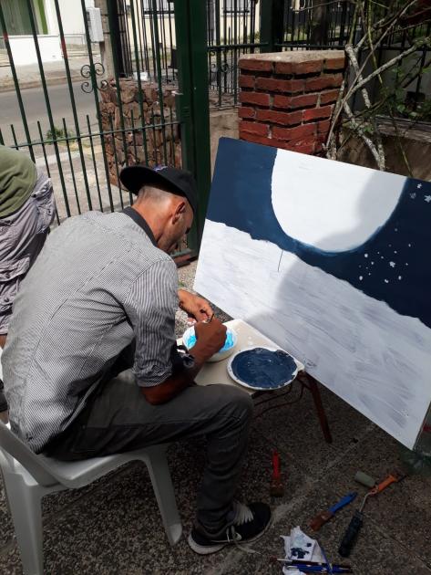 Taller Muralismo Persona pintando un fragmento de mural colectivo
