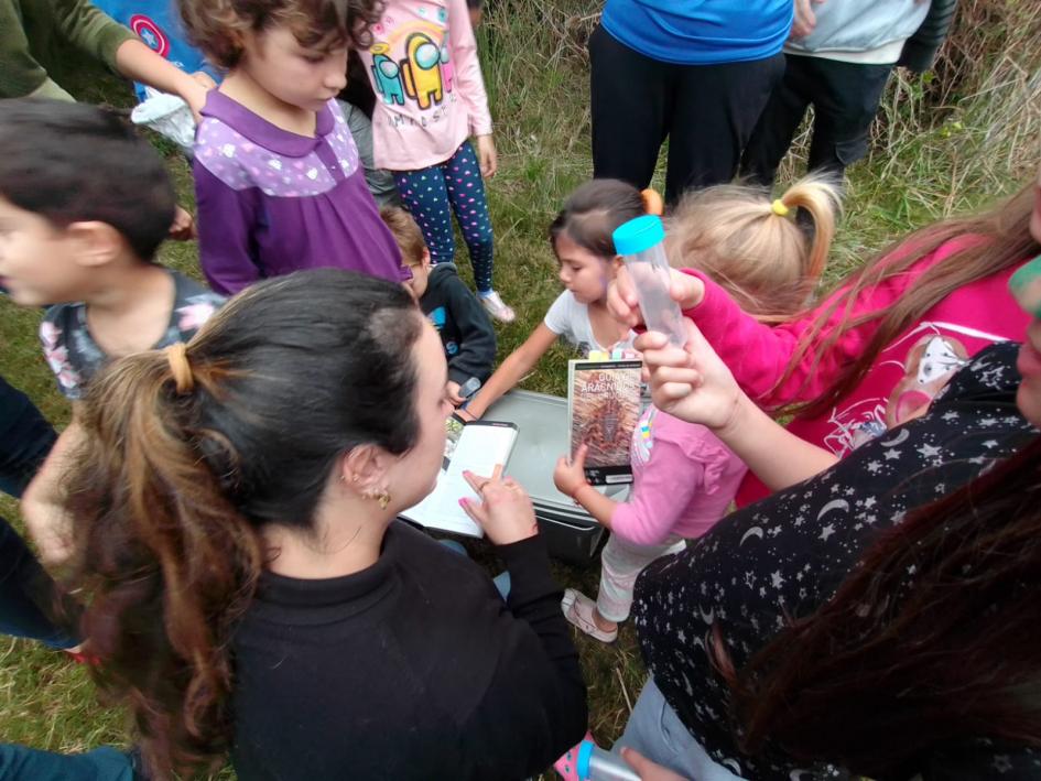 Investigadoras, escolares y familiares durante la jornada Investigadoras, escolares y familiares durante la jornada