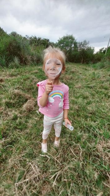 Una niña jugando durante la jornada de exploración Una niña jugando durante la jornada de exploración