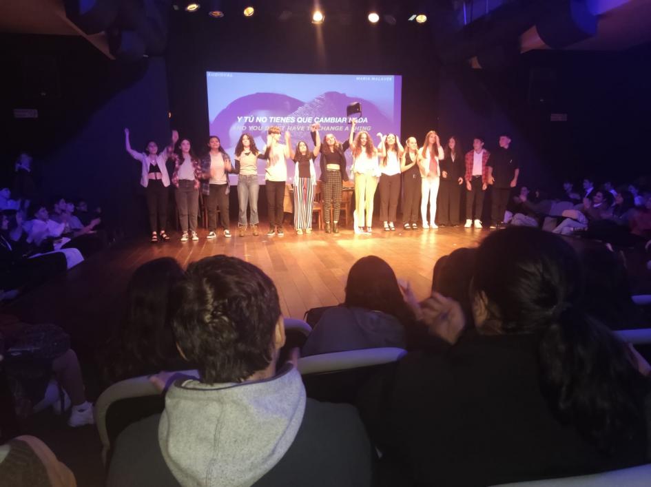 “Lo que es moda… a veces incomoda” Jóvenes en el teatro