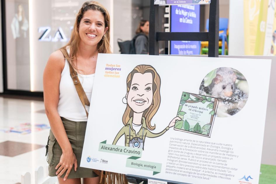 La bióloga Alexandra Cravino junto a su lámina en la muestra La ecóloga Alexandra Cravino junto a su lámina en la muestra