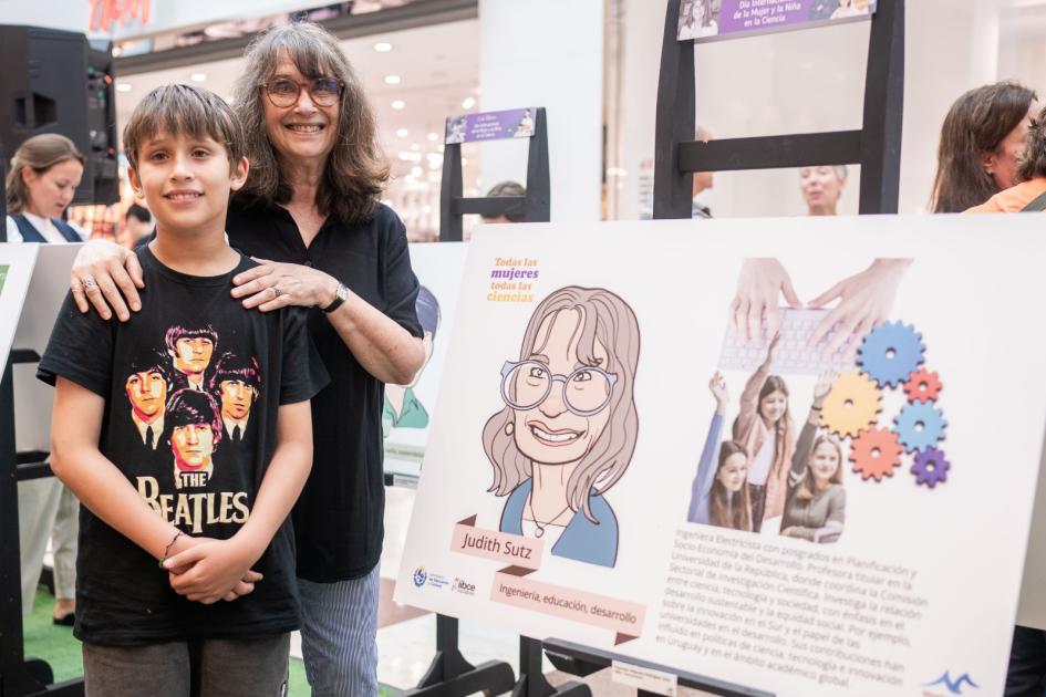 La investigadora Judith Sutz junto a su lámina en la muestra La investigadora Judith Sutz junto a su lámina en la muestra