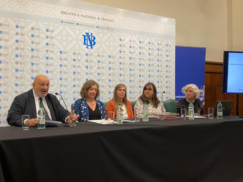 Wilfredo Penco abriendo la sesión pública y dando la bienvenida al público asistente Wilfredo Penco abriendo la sesión pública y dando la bienvenida al público asistente