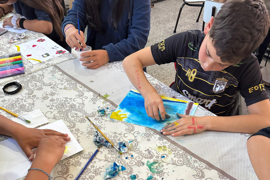 Muros que unen Niños pintando