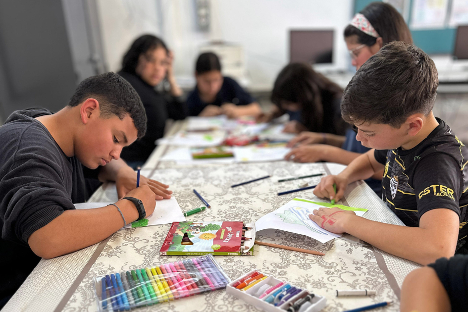 Muros que unen adolescentes participando de una actividad artística