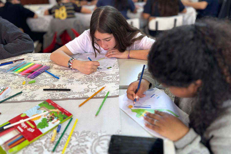 Muros que unen adolescentes dibujando