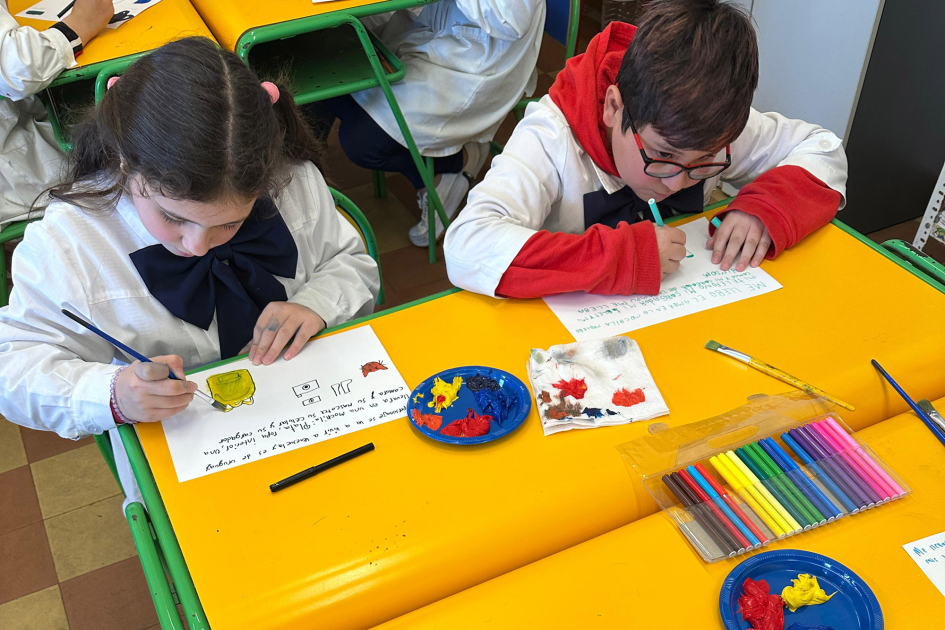 Muros que unen niños dibujando