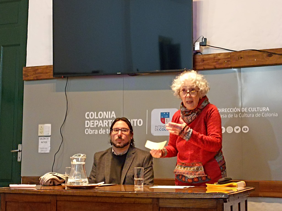 Tatiana Oroño presentando al nuevo académico correspondiente