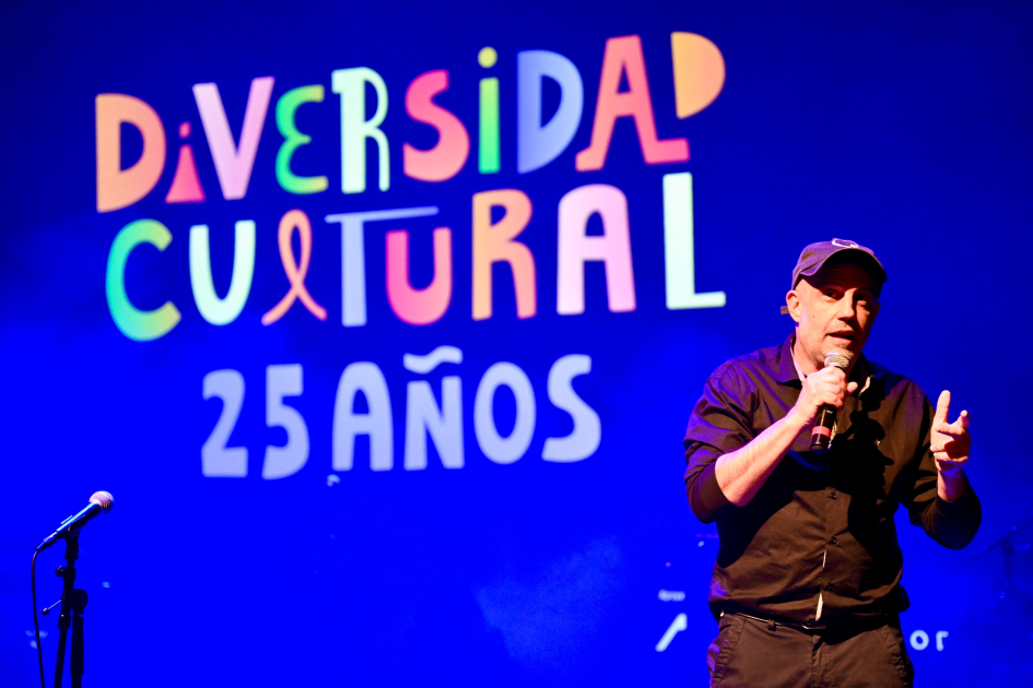 Gabriel Grau, coordinador de Usinas Culturales dialogó con el público Persona hablando al público