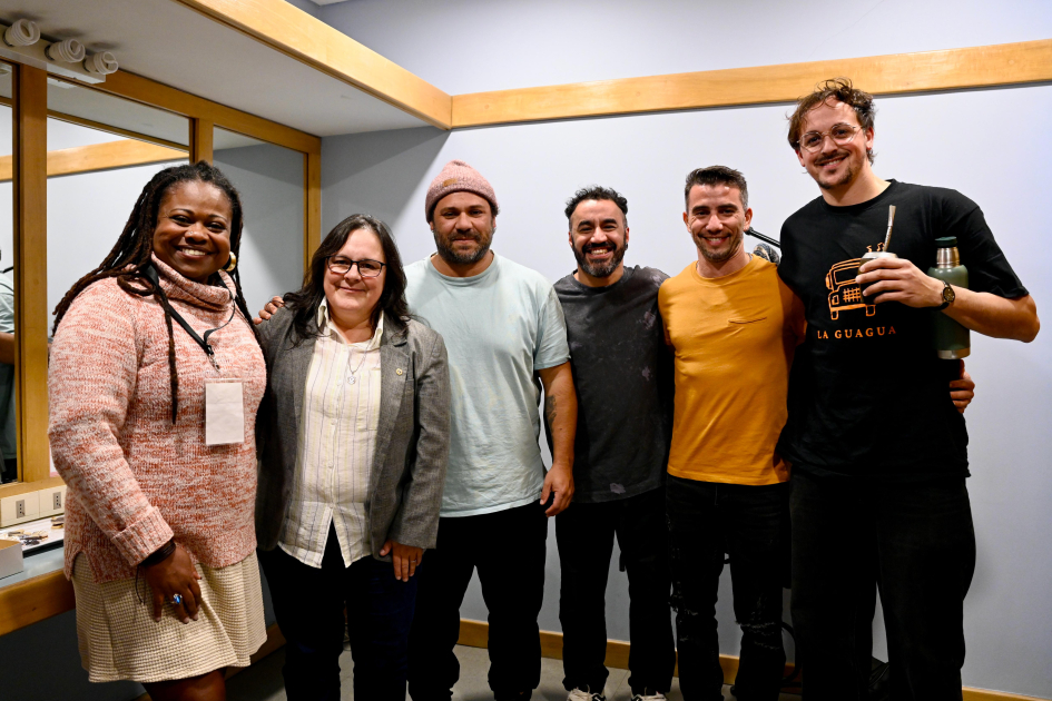 El ciclo de música da cuenta de la diversidad cultural Personas posan para foto