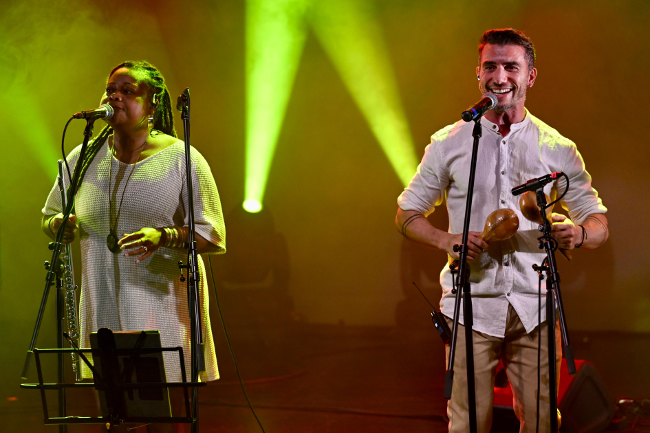 25 años de diversidad cultural en Uruguay Músicos interpretando una canción