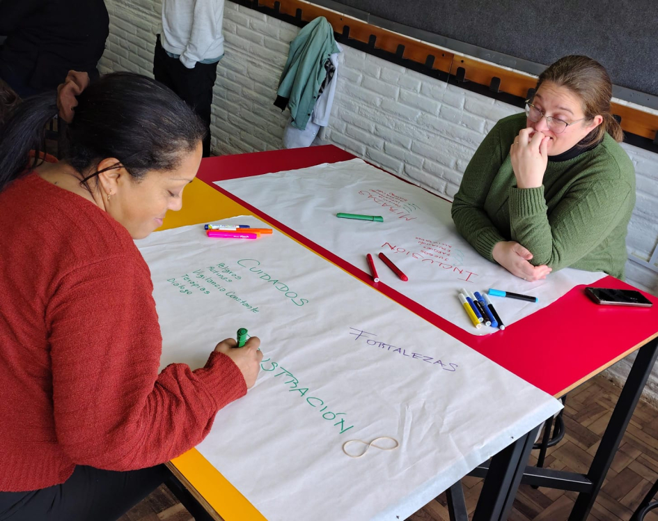 «Murales que Unen por la Paz» en Vichadero Dos personas hablando y una escribiendo.