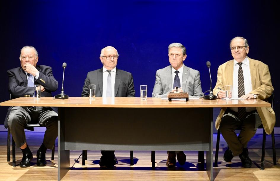 Enrique Iglesias, Pablo da Silveira, Rafael Navarrine y Álvaro Ahunchain. Personas sentadas frente a mesa.