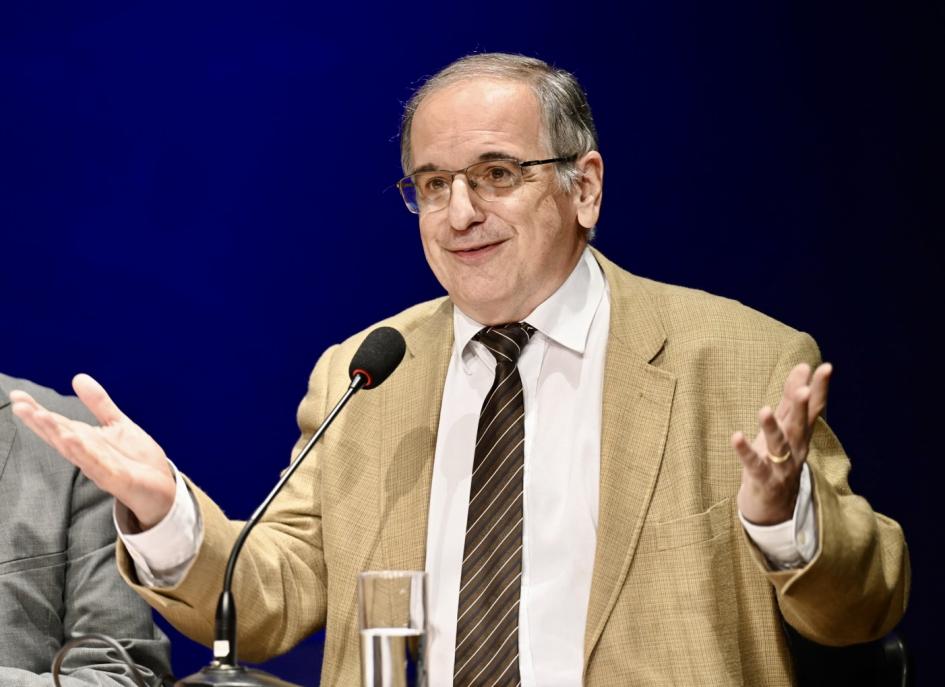 Coordinador del Instituto Nacional de Artes Escénicas, Álvaro Ahunchain. Persona hablando.