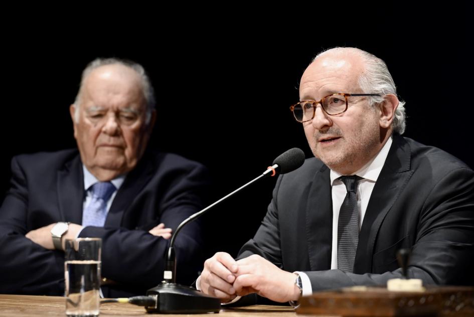 Ministro Da Silveira. Persona hablando.