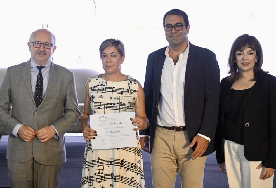 Entrega del Premio L'Oréal-UNESCO "Por las Mujeres en la Ciencia" a Daiana Mir.
