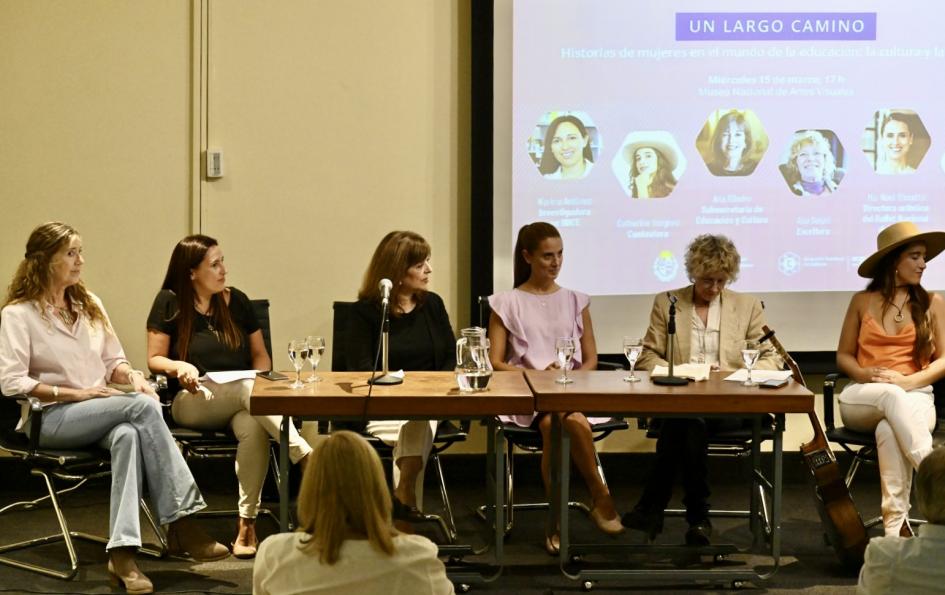 Martha Escondeur, Karina Antunez, Ana Ribeiro, María Noel Riccetto, Ana Solari y Catherine Verges.