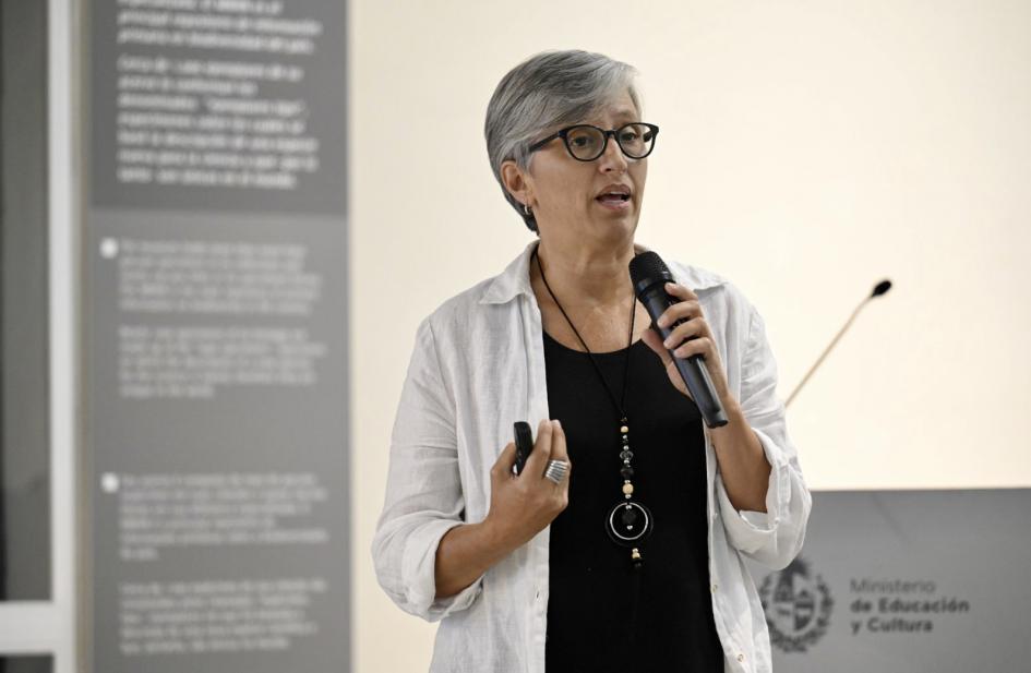 Bettina Tassino en la inauguración de “Darwin estuvo aquí. 190 años de su viaje en Uruguay”. Bettina Tassino en la inauguración de “Darwin estuvo aquí. 190 años de su viaje en Uruguay”.