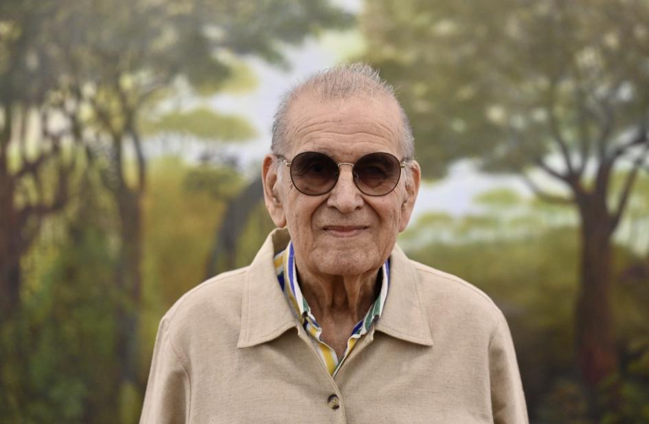 "Antología - José Gamarra" exhibe 71 obras del artista. Persona parada de frente.