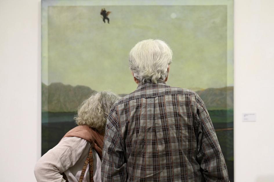 Obras en exhibición en MNAV. Dos personas mirando un cuadro.