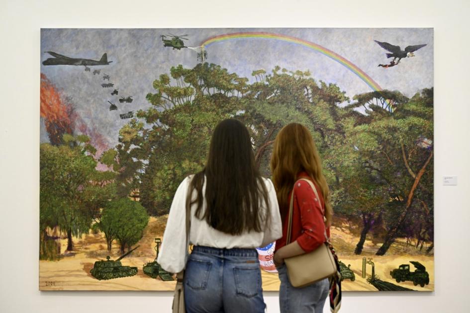La exposición se puede visitar hasta el 21 de mayo. Dos personas viendo cuadro.