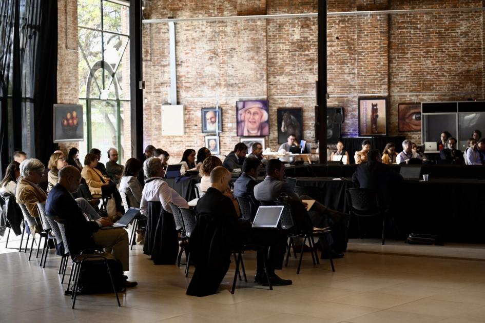 Vista del Centro Cultural AFE con las personas sentadas