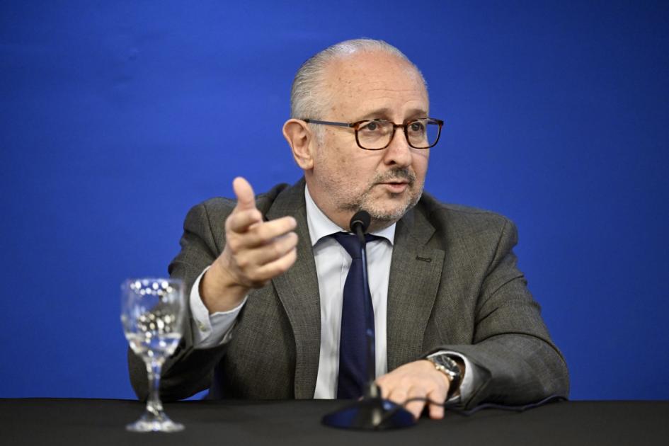 El ministro Da Silveira durante el acto de toma de posesión de la dirección de la Dicyt. El ministro Da Silveira durante el acto de toma de posesión de la dirección de la Dicyt.