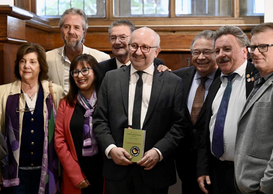 Ministro Da Silveira con funcionarios de la BNU.